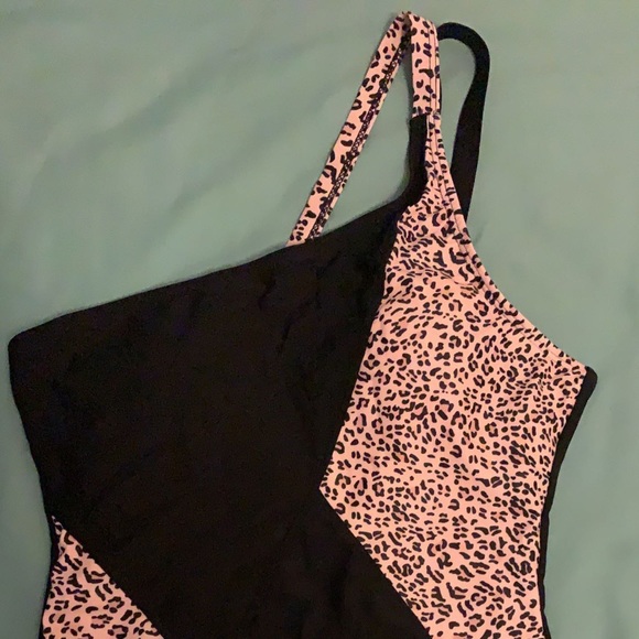 Size small one piece - Picture 5 of 5